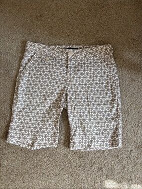 Ladies Bermuda shorts with design